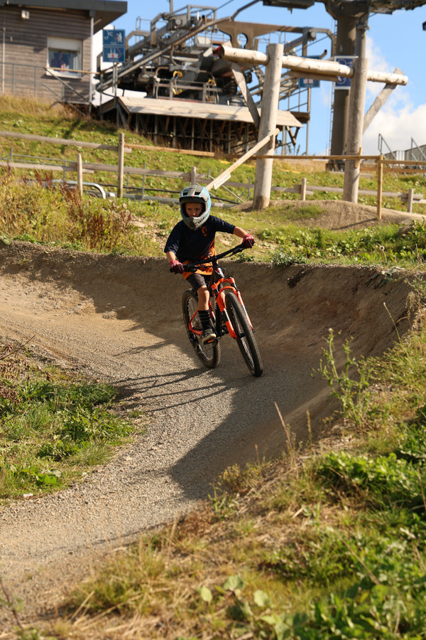 Kinder Mountainbike 24 Zoll schwarz orange Hardtail MTB mit Luftfedergabel Im Bikepark Winterberg