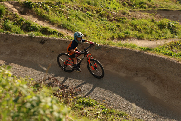 Kinder Mountainbike 24 Zoll schwarz orange Hardtail MTB mit Luftfedergabel im Bikepark