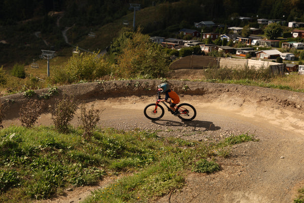 Kinder Mountainbike 24 Zoll schwarz orange Hardtail MTB mit Luftfedergabel - Action, Trail, Kurven